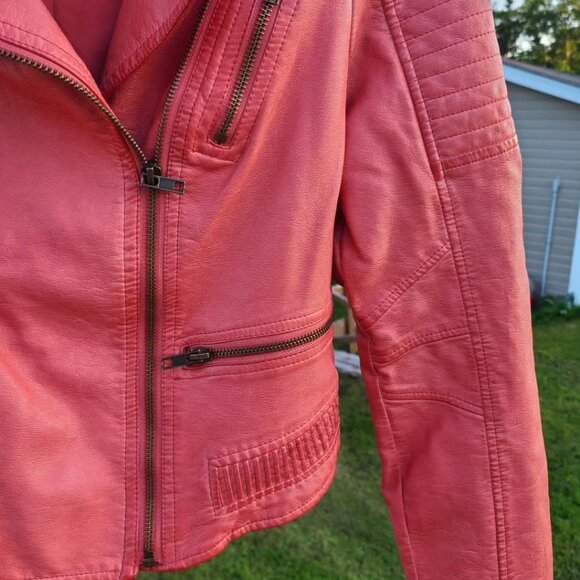Stunning pink moto jacket by Guess jeans. - Picture 5 of 11